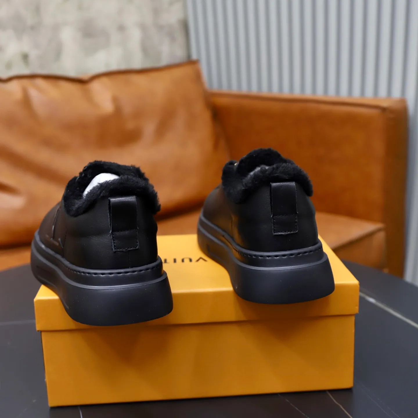 Ex-factory price: 500💰🙅‍♂️🙅‍♂️🙅‍♂️ Brand: LV Louis Vuitton Standard code: 38-44 (45 customized) Grade: Same as the official website Material: Original cowhide fabric Comfortable and warm wool lining Increased lightness, wear-resistant and soft outsole Style category: Men's fashionable casual shoes Running sneakers Distinguished luxury brand elements Top luxury Color: actual picture color